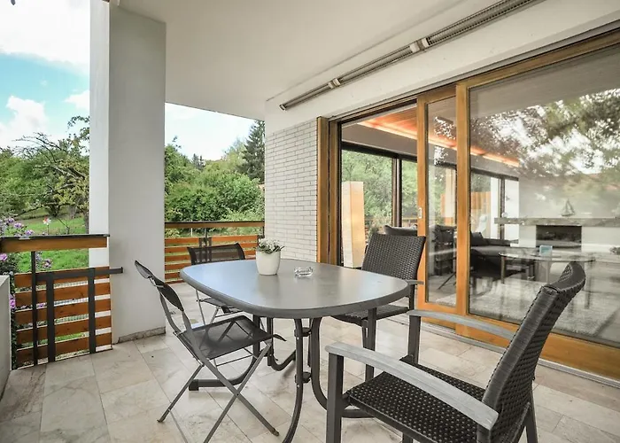 Helle, Grosse Mit Marmorboden