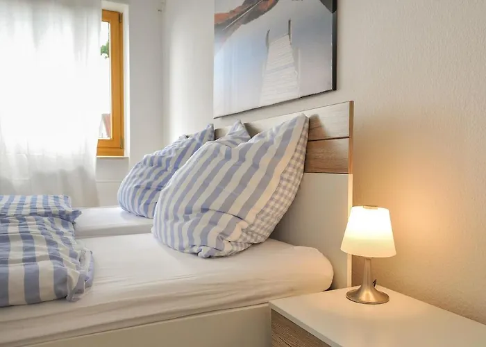 Helle, Grosse Mit Marmorboden