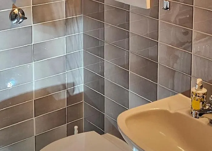 Helle, Grosse Mit Marmorboden