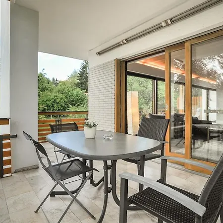 Helle, Grosse Mit Marmorboden